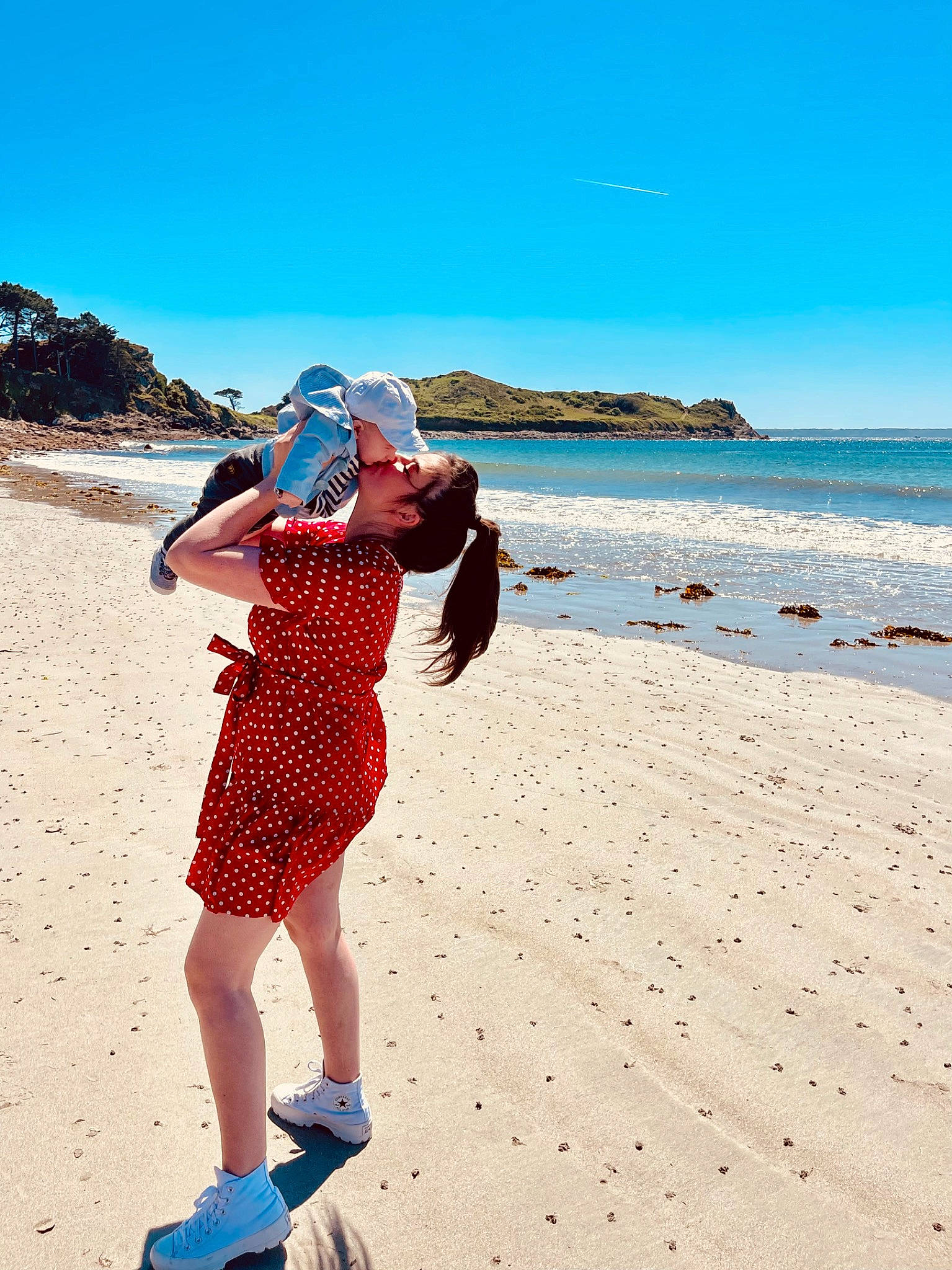 Lyo participe au concours pour gagner de l'argent avec cette photo : azure, beach, coastal_and_oceanic_landforms, electric_blue, fun, gesture, happy, hat, horizon, landscape, leisure, people_in_nature, people_on_beach, person, sand, sky, summer, travel, waist, water