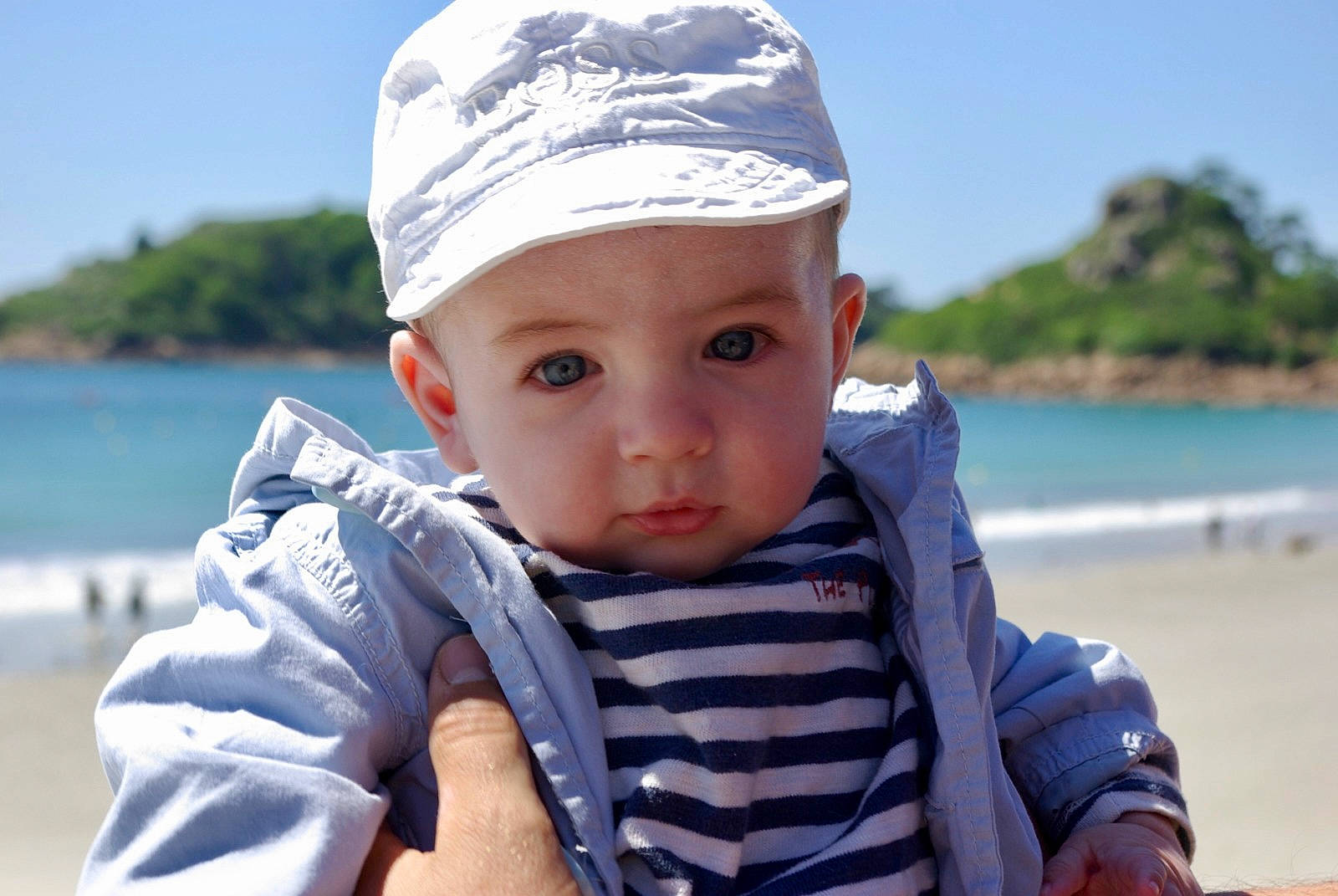 Lyo a rejoint le concours — aidez-le/la à gagner de superbes lots ! azure, baby, baby_toddler_clothing, beach, beauty, cap, child, eye, flash_photography, fun, happy, headwear, lake, leisure, person, recreation, skin, sky, toddler, travel