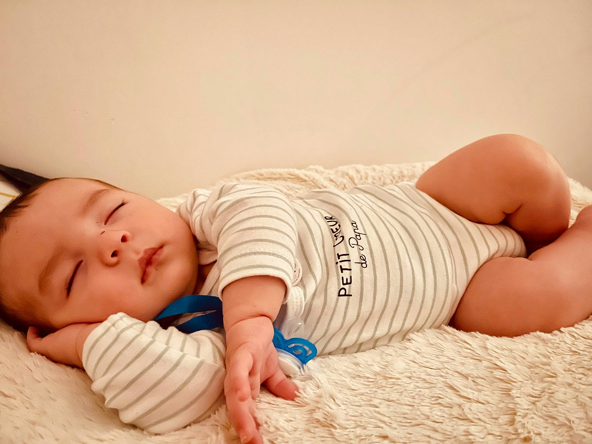 Lyo a rejoint le concours — aidez-le/la à gagner de superbes lots ! arm, baby, baby_sleeping, baby_toddler_clothing, barefoot, clothing, comfort, finger, hand, happy, head, human_body, knee, linens, neck, person, skin, sleeve, stomach, thigh