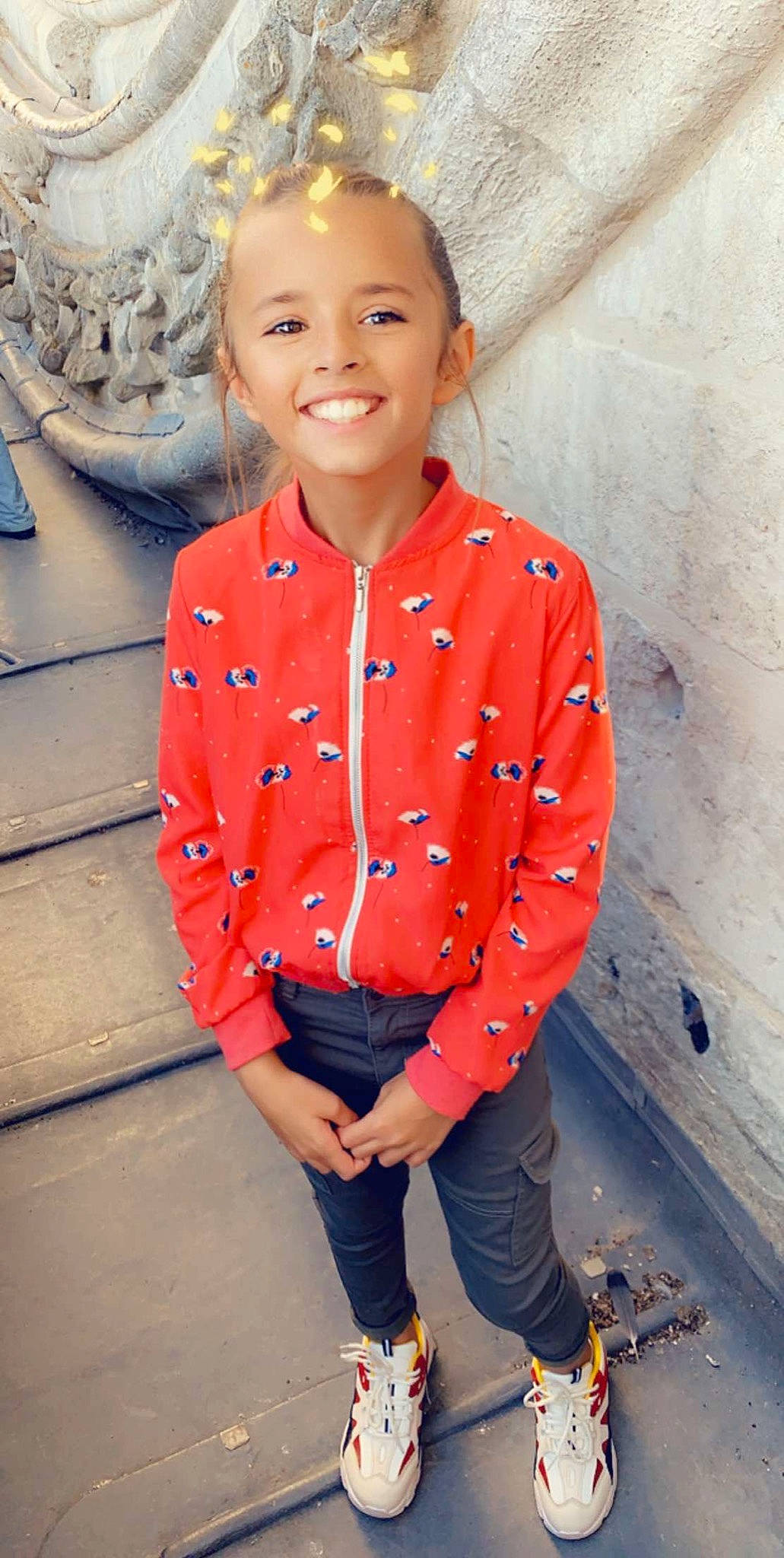 Imane participe au concours pour gagner de l'argent avec cette photo : child, child_model, clothing, denim, jacket, jeans, joy, male, orange, outerwear, pattern, peach, person, sleeve, standing, t_shirt, toddler, top