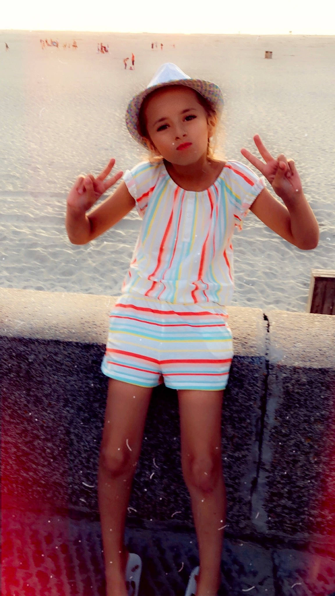 Imane a rejoint le concours — aidez-le/la à gagner de superbes lots ! beauty, child, child_model, clothing, finger, gesture, happy, leg, person, pink, shorts, skin, sleeve, smile, standing, t_shirt, toddler, waist