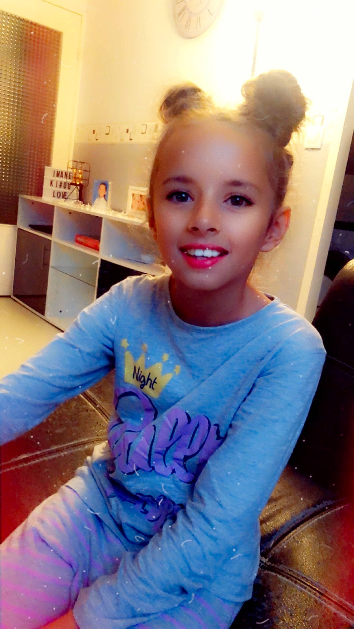 Imane participe au concours pour gagner de l'argent avec cette photo : arm, blond, blue, child, ear, electric_blue, eyebrow, face, fun, hair, hair_coloring, hairstyle, joy, lip, long_hair, person, photography, purple, selfie, shoulder