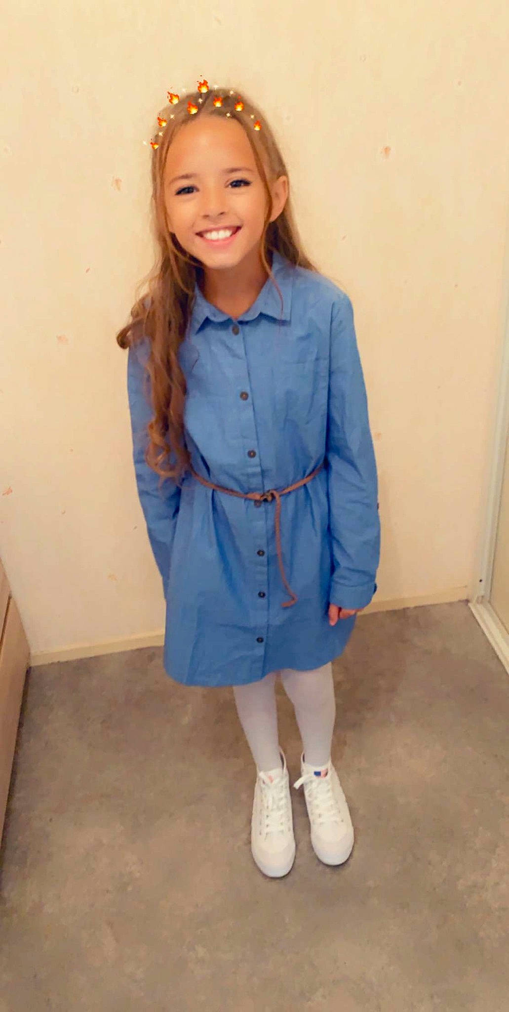 Imane participe au concours pour gagner de l'argent avec cette photo : blouse, blue, button, child_model, clothing, coat, denim, jeans, joy, knee, outerwear, person, pocket, shirt, shoe, sleeve, standing, textile, trench_coat