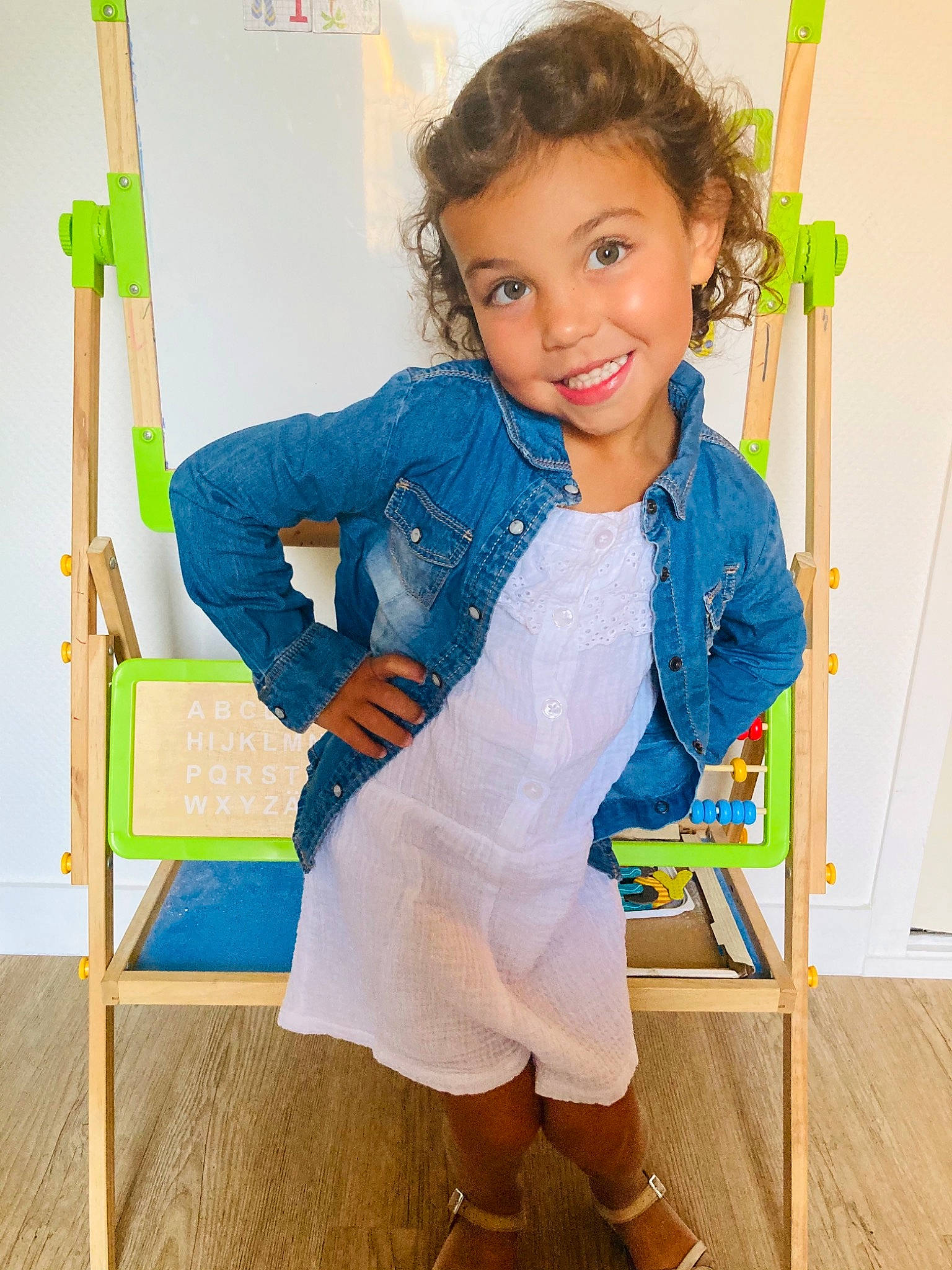 Loan participe au concours pour gagner de l'argent avec cette photo : arm, chair, child, clothing, electric_blue, fashion_design, fun, happy, human_body, human_leg, joint, joy, knee, neck, person, shoulder, sleeve, smile, standing, thigh