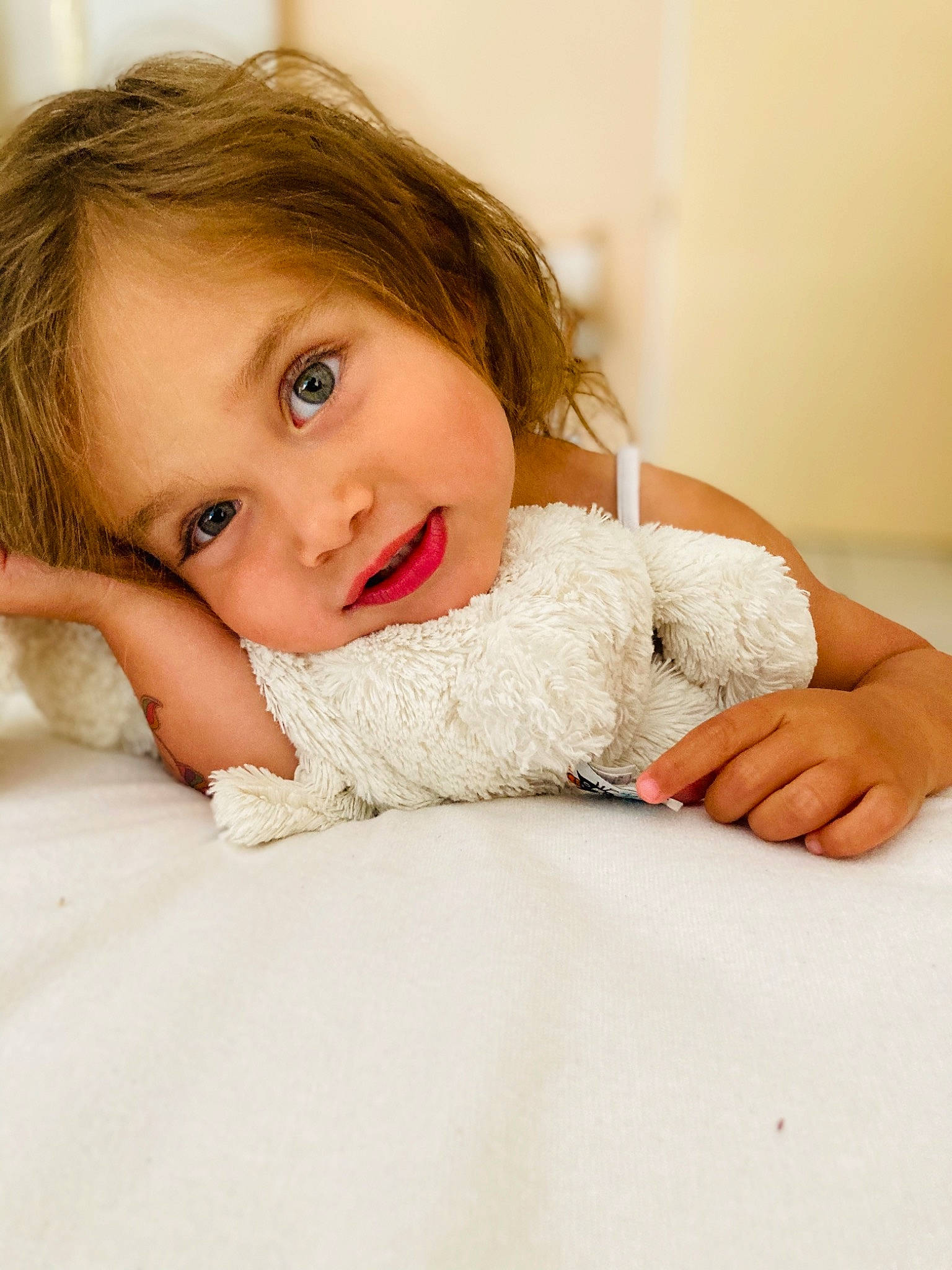 Aava a rejoint le concours — aidez-le/la à gagner de superbes lots ! bed, bedding, brown_hair, cheek, comfort, elbow, eyelash, flash_photography, flooring, gesture, happy, human_body, human_leg, linens, lip, nose, person, skin, smile, toddler