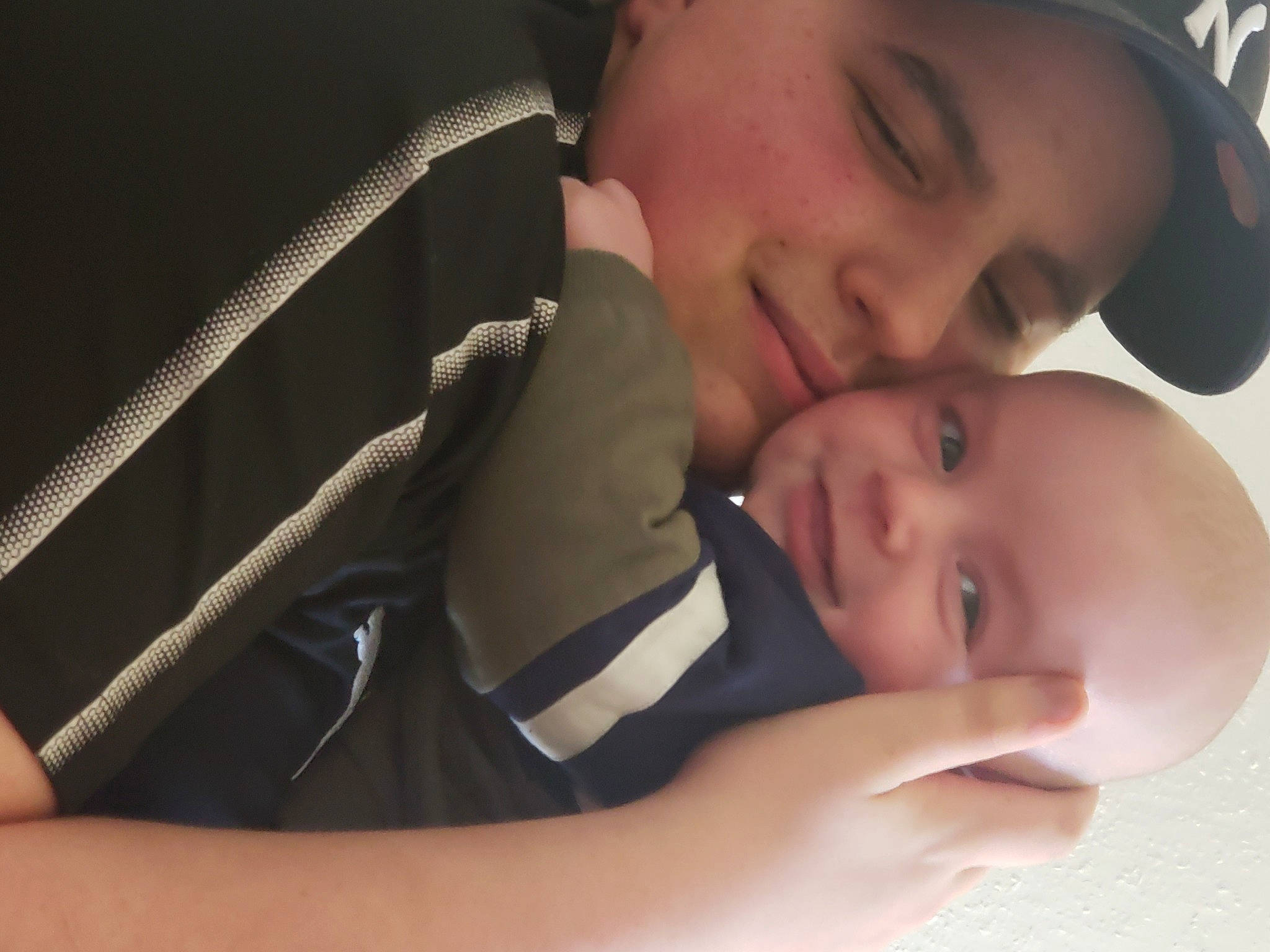 Theo a rejoint le concours — aidez-le/la à gagner de superbes lots ! arm, baby, cheek, chin, comfort, eye, eyelash, face, facial_expression, finger, flash_photography, gesture, hand, happy, headwear, joy, lip, mouth, neck, nose