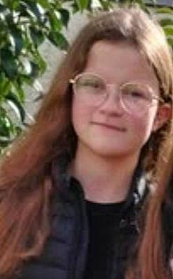 Syndelle a rejoint le concours — aidez-le/la à gagner de superbes lots ! brown_hair, ear, eyewear, fashion_accessory, forest, fun, fur, gesture, glasses, grass, hair_coloring, happy, jaw, joy, layered_hair, lip, nose, person, personal_protective_equipment, smile