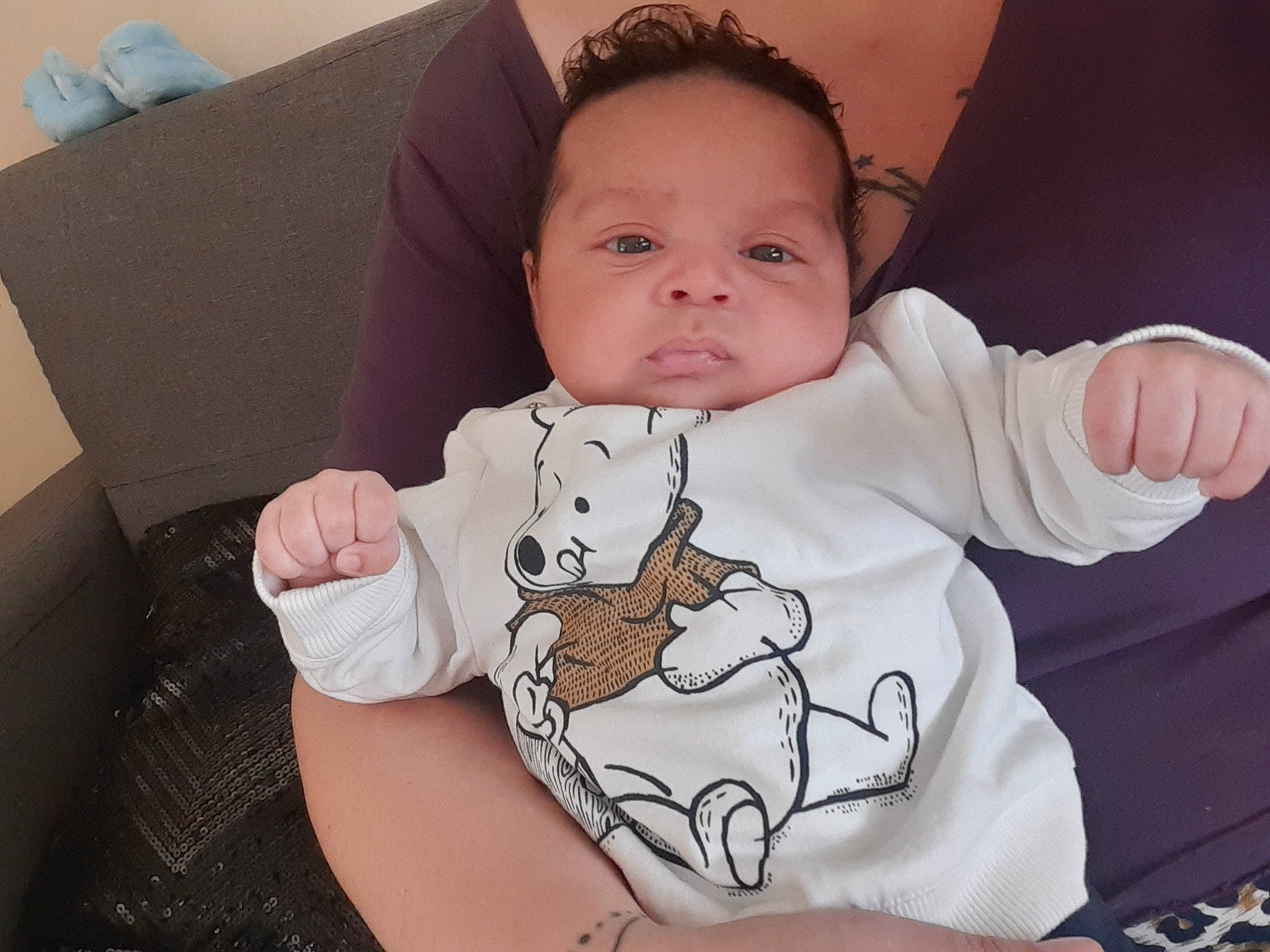 Adam participe au concours pour gagner de l'argent avec cette photo : arm, baby, baby_toddler_clothing, cheek, child, chin, collar, comfort, couch, finger, happy, human_body, iris, lip, neck, person, pink, skin, sleeve, t_shirt