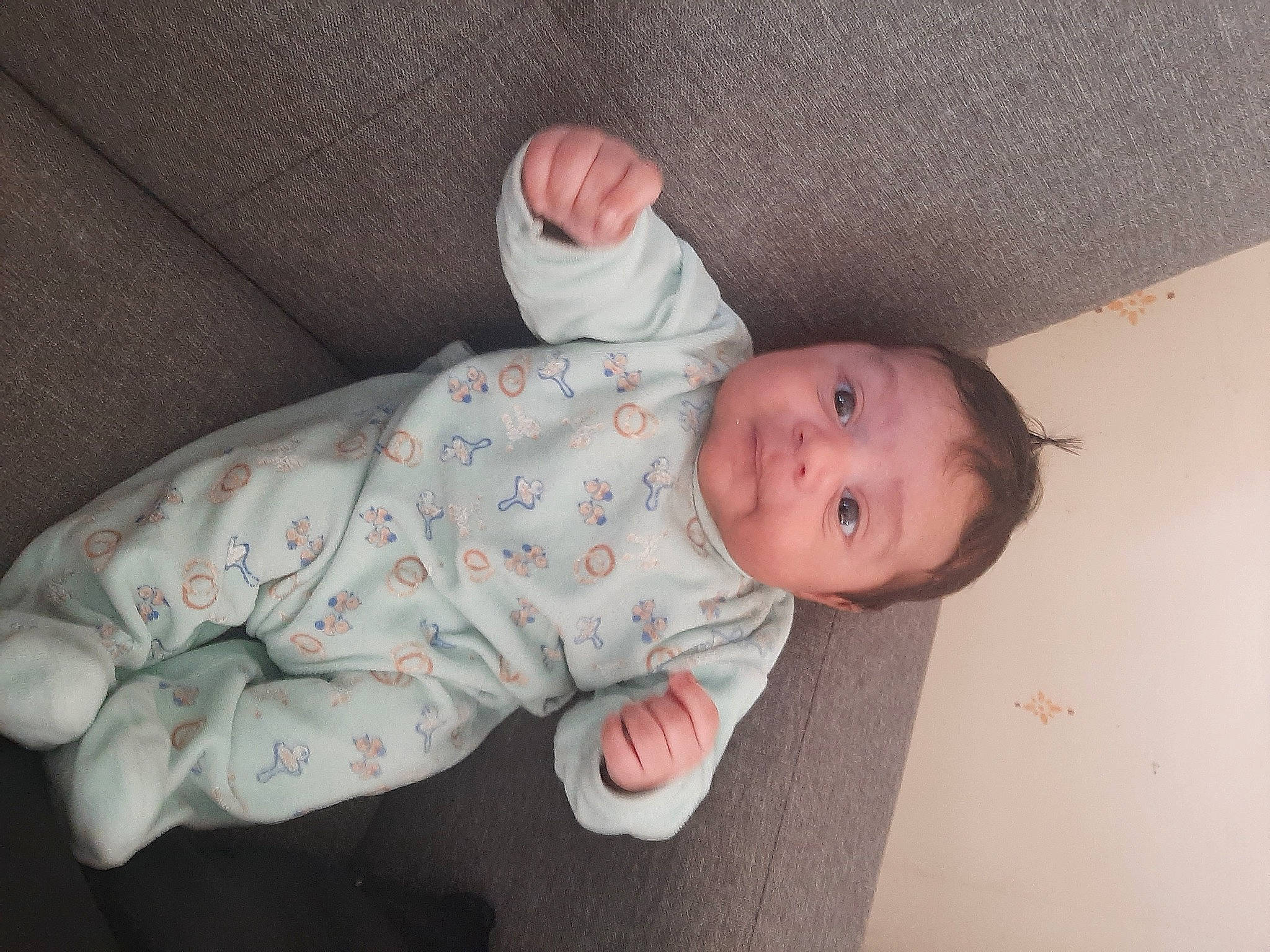 Adam a rejoint le concours — aidez-le/la à gagner de superbes lots ! baby, baby_products, baby_safety, baby_toddler_clothing, cheek, child, comfort, flooring, head, human_body, leg, linens, nose, pattern, person, room, sitting, skin, sleeve, toddler