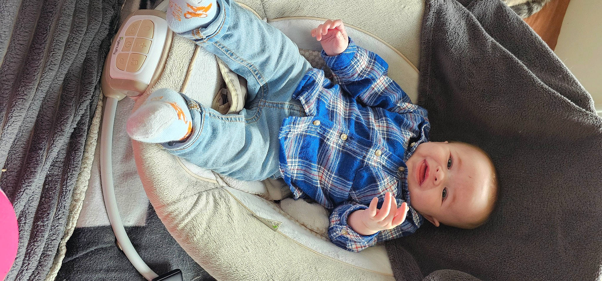 Cameron participe au concours pour gagner de l'argent avec cette photo : baby, baby_toddler_clothing, child, comfort, finger, foot, hand, hat, human_leg, knee, leg, pattern, person, plaid, sitting, skin, tartan, textile, thigh, toddler
