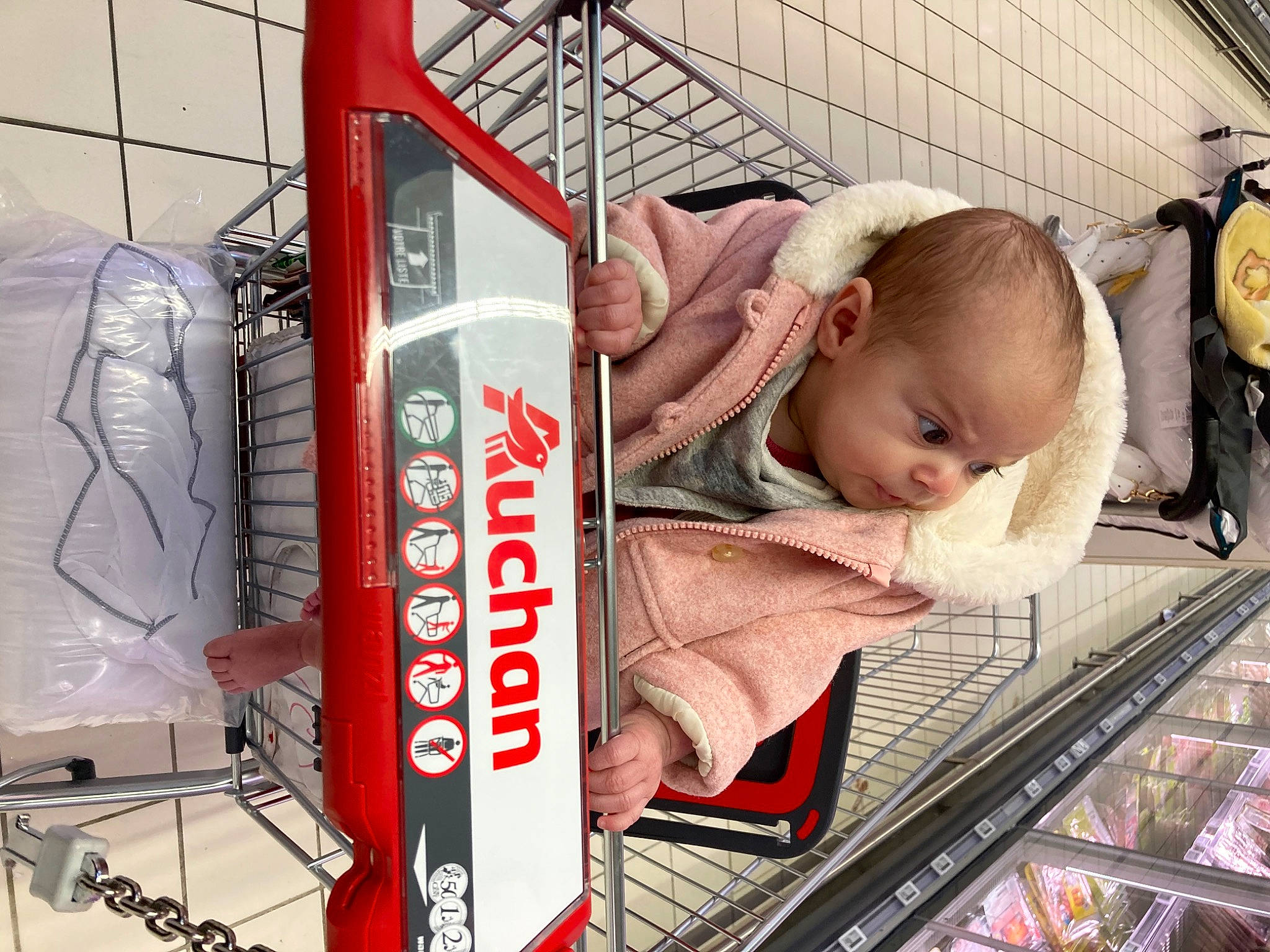 Myliana participe au concours pour gagner de l'argent avec cette photo : advertising, baby, baby_carriage, baby_products, baby_safety, baby_toddler_clothing, child, city, convenience_store, customer, font, fun, machine, person, recreation, retail, service, shopping, shopping_cart, t_shirt