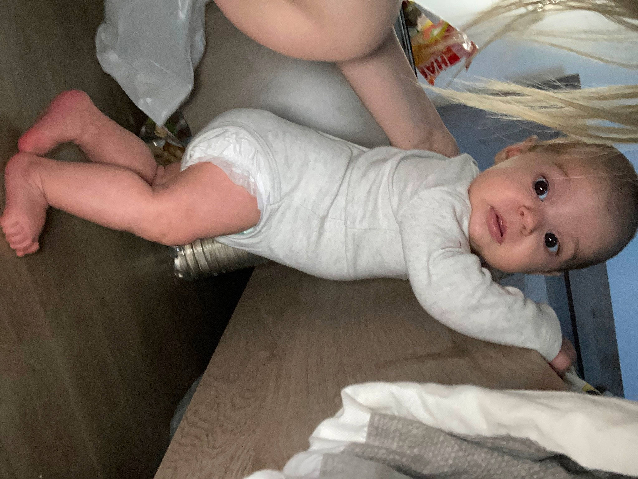 Myliana participe au concours pour gagner de l'argent avec cette photo : arm, baby, baby_toddler_clothing, chest, comfort, dress, elbow, finger, gesture, hand, human_body, human_leg, knee, leg, person, skin, surprise, thigh, thumb, toddler