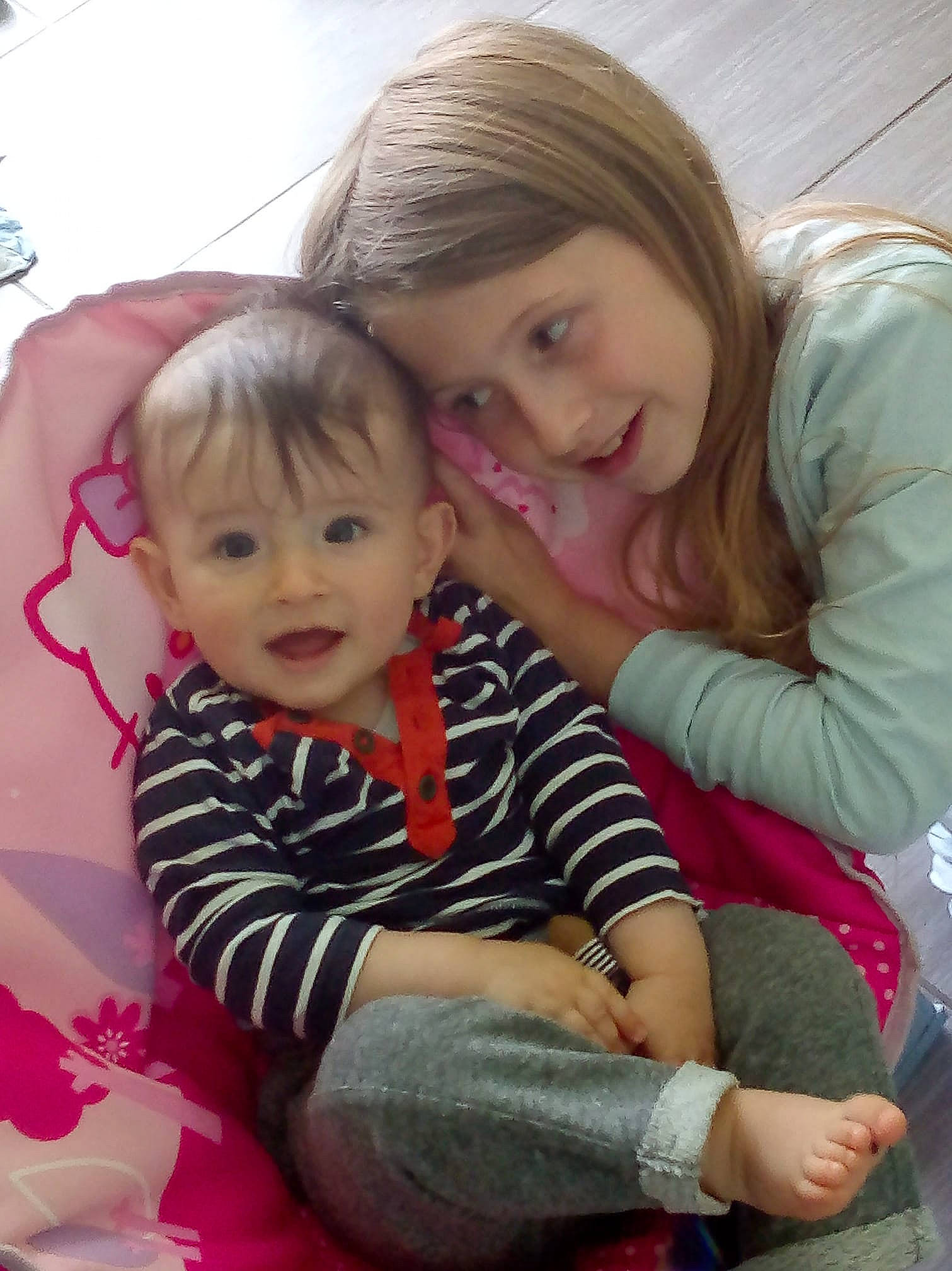 Vincenzo participe au concours pour gagner de l'argent avec cette photo : baby, cheek, child, person, sibling, sitting, toddler