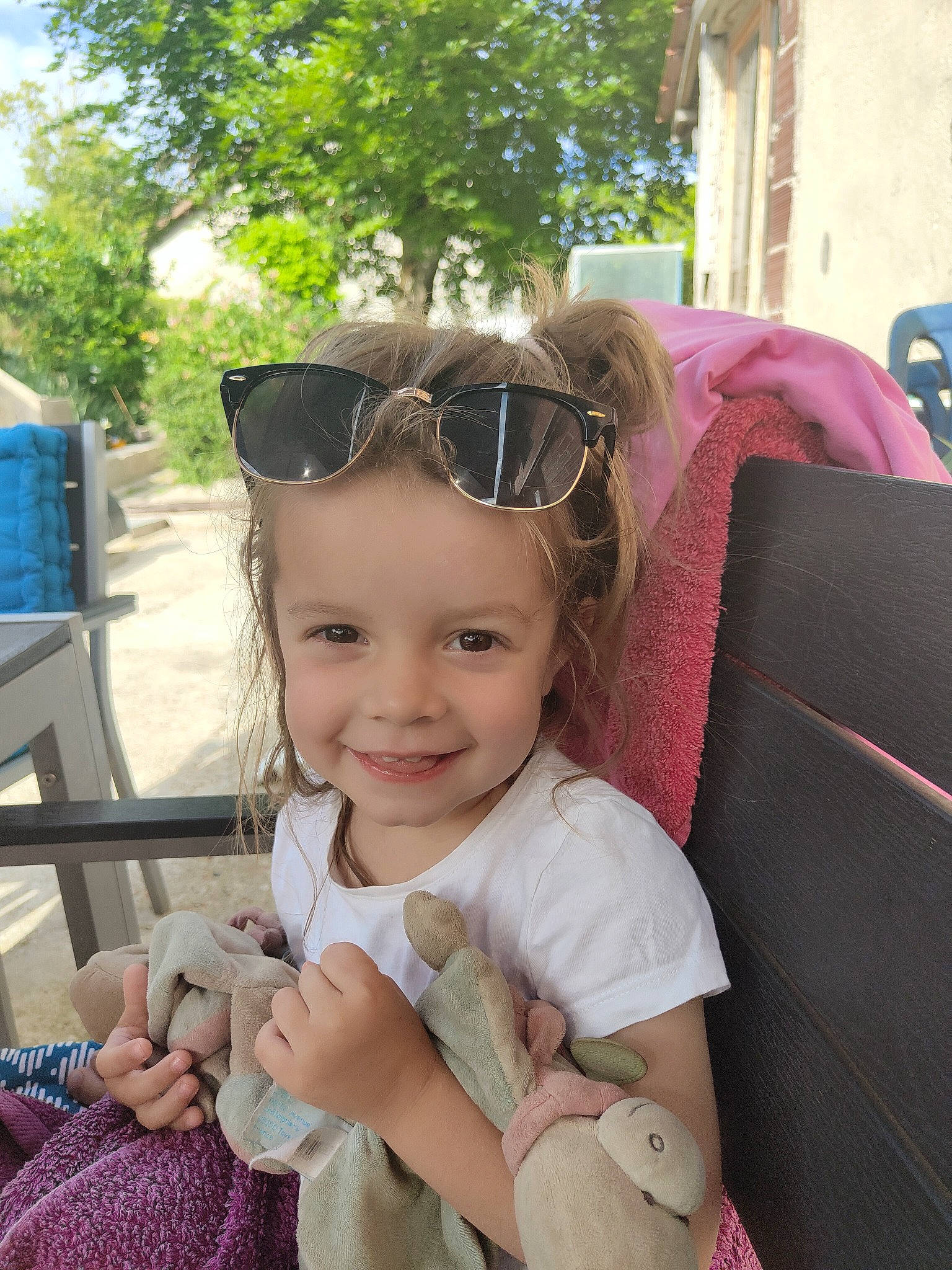 Léana participe au concours pour gagner de l'argent avec cette photo : baby_toddler_clothing, beauty, eyewear, fun, glasses, goggles, grass, happy, joy, leisure, mammal, person, pink, recreation, skin, smile, summer, sunglasses, toddler, tree