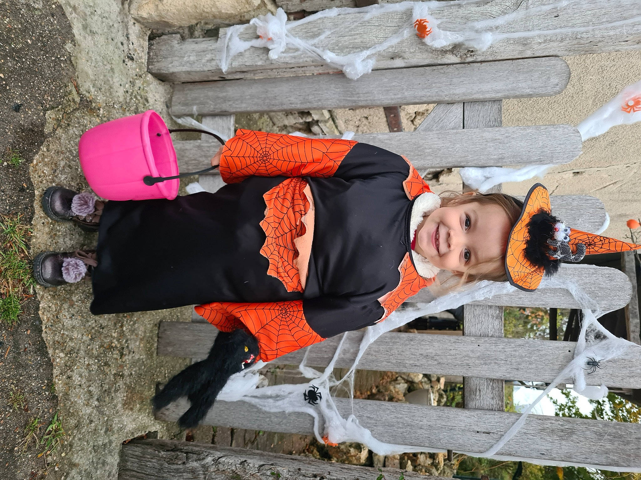 Léana participe au concours pour gagner de l'argent avec cette photo : boot, carmine, child, costume, fun, hat, joy, leisure, orange, person, plant, recreation, street_fashion, toddler, tree, white