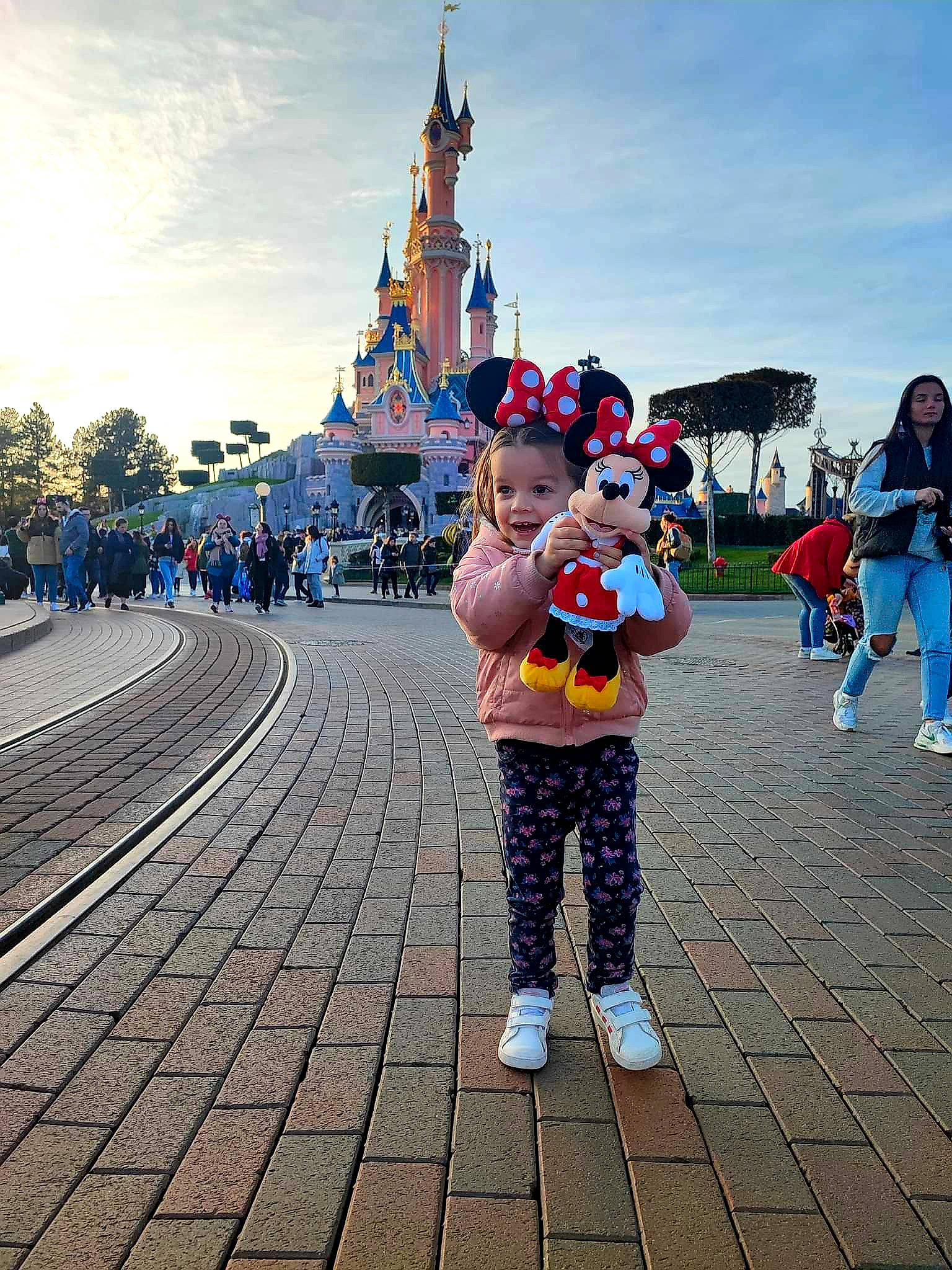 Léana participe au concours pour gagner de l'argent avec cette photo : bag, child, city, cloud, event, fun, happy, leisure, luggage_and_bags, nonbuilding_structure, pedestrian, people_in_nature, person, recreation, road, sky, street, temple, travel, tree