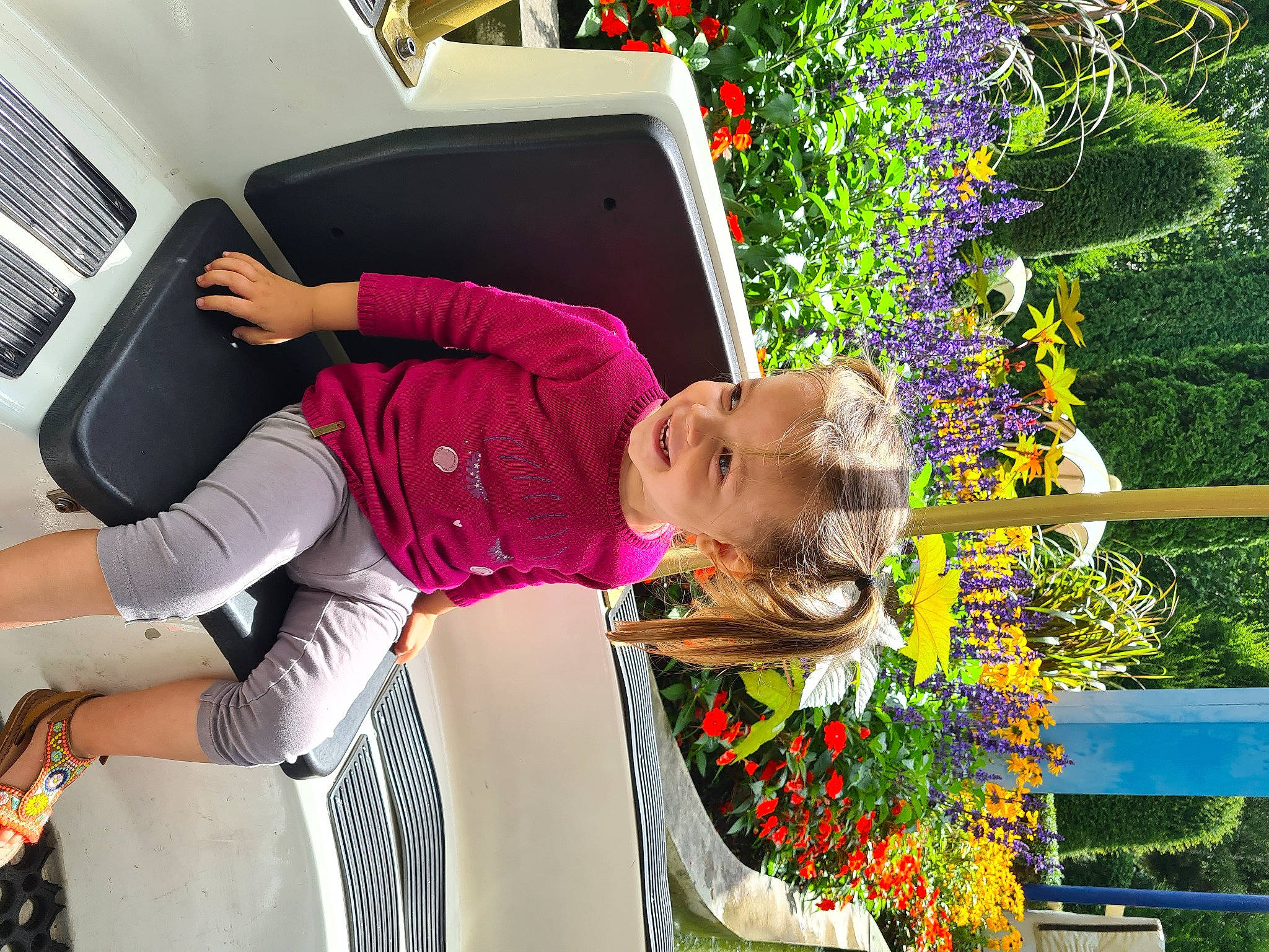 Léana a rejoint le concours — aidez-le/la à gagner de superbes lots ! automotive_design, automotive_exterior, beauty, child, flower, fun, grass, green, happy, leisure, luxury_vehicle, magenta, motor_vehicle, person, plant, summer, toddler, vehicle, vehicle_door, white