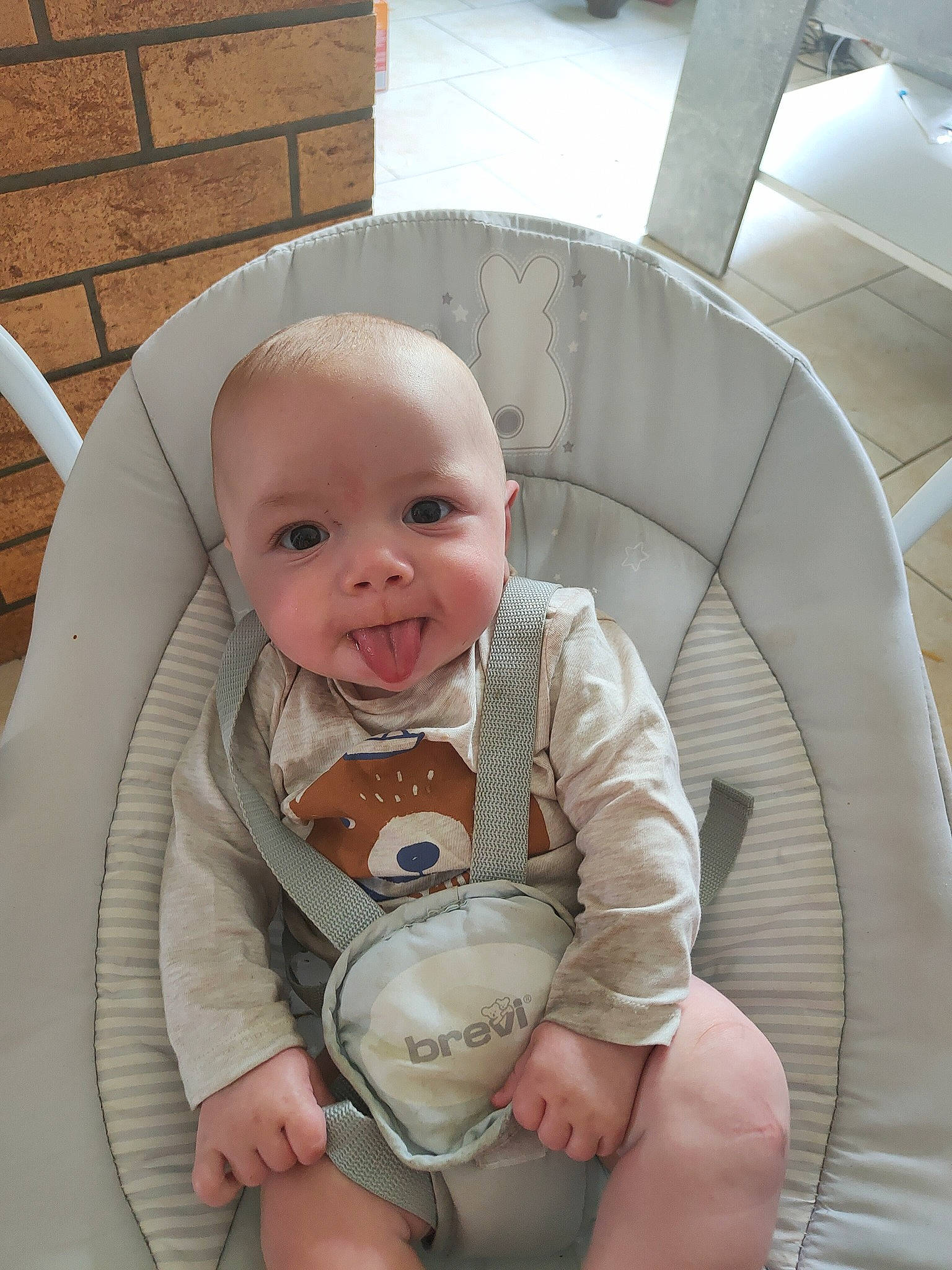 Marley participe au concours pour gagner de l'argent avec cette photo : baby, baby_products, baby_safety, baby_toddler_clothing, brick, brickwork, chair, cheek, child, comfort, fun, mouth, nose, person, personal_protective_equipment, service, sitting, skin, smile, thumb