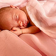 Ambre a rejoint le concours — aidez-le/la à gagner de superbes lots ! newborn, baby, sleeping, pink, fabric, soft, peaceful, skin, face, hand, infant, cute, resting, closeup, portrait, wrapped, delicate, serene, child, blanket