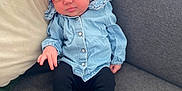 Ambre participe au concours pour gagner de l'argent avec cette photo : baby, denim_jacket, pink_bow, headband, baby_shoes, black_leggings, couch, gray_couch, infant, child, indoor, portrait, cute, small_child, sitting, clothing, footwear, face, person, casual
