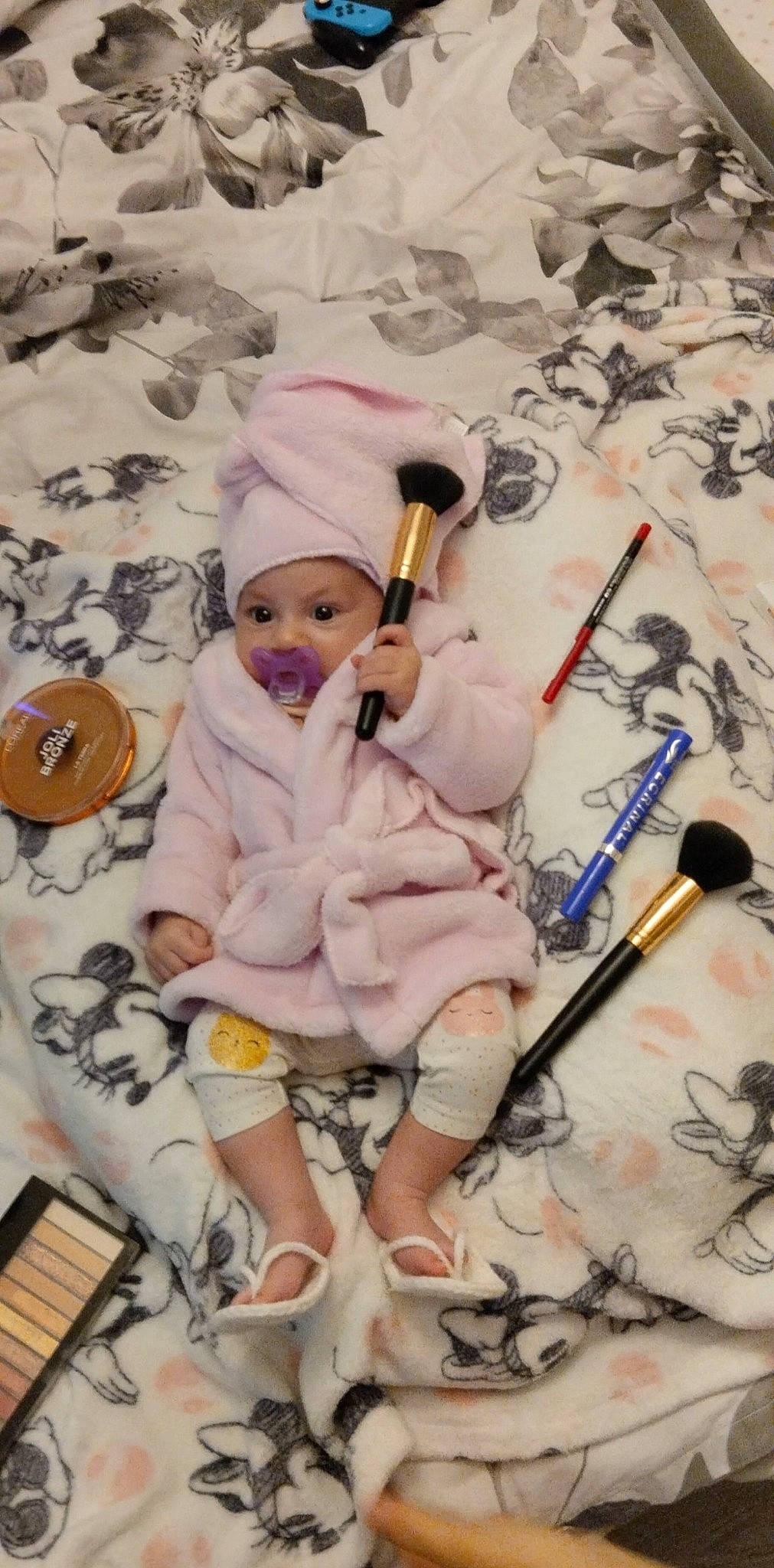 Françoise participe au concours pour gagner de l'argent avec cette photo : baby, baby_products, baby_safety, baby_sleeping, baby_toddler_clothing, bedding, child, comfort, hat, headwear, illustration, linens, pattern, peach, person, pink, room, sleeve, thigh, toddler