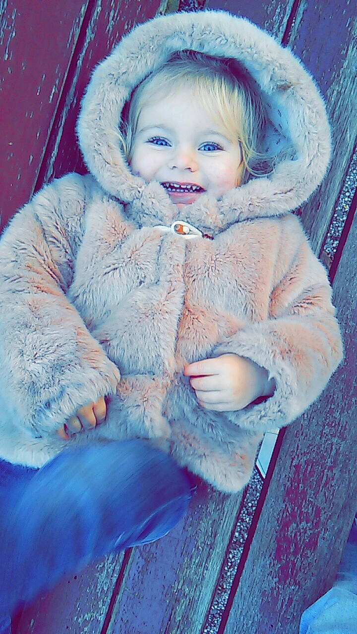 Lorna a rejoint le concours — aidez-le/la à gagner de superbes lots ! beauty, blue, child, eye, face, fun, fur, fur_clothing, girl, head, human, human_hair_color, infant, joy, person, photograph, pink, purple, skin, smile