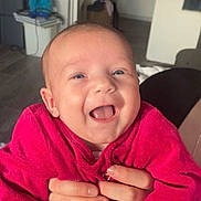 Esmeralda a rejoint le concours — aidez-le/la à gagner de superbes lots ! baby, smiling, happy, pink_towel, indoor, person, face, hands, infant, cute, child, closeup, skin, blue_eyes, expression, portrait, holding, warm, cozy, newborn