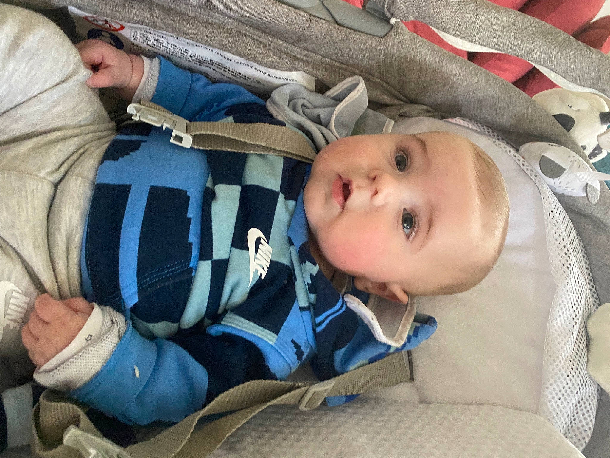 Flavio a rejoint le concours — aidez-le/la à gagner de superbes lots ! baby, baby_products, baby_safety, baby_toddler_clothing, car_seat, cheek, child, comfort, pattern, person, smile, toddler