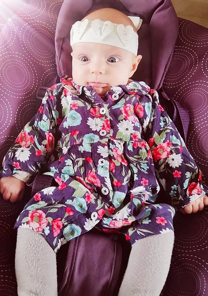 Celestine a rejoint le concours — aidez-le/la à gagner de superbes lots ! arm, baby_toddler_clothing, cap, cheek, collar, comfort, dress, eye, face, head, headwear, human_body, jeans, lip, neck, person, pink, purple, shirt, skin
