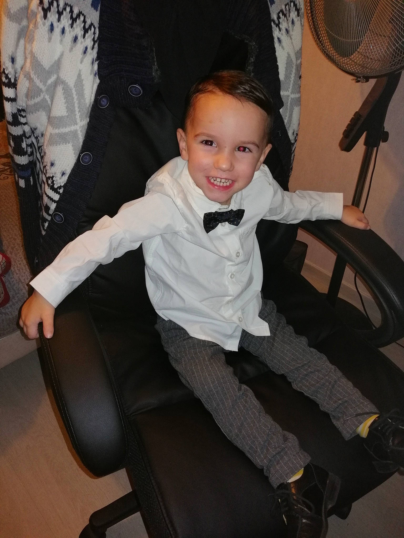 Ethan participe au concours pour gagner de l'argent avec cette photo : chair, child, furniture, joy, person, sitting, suit, toddler