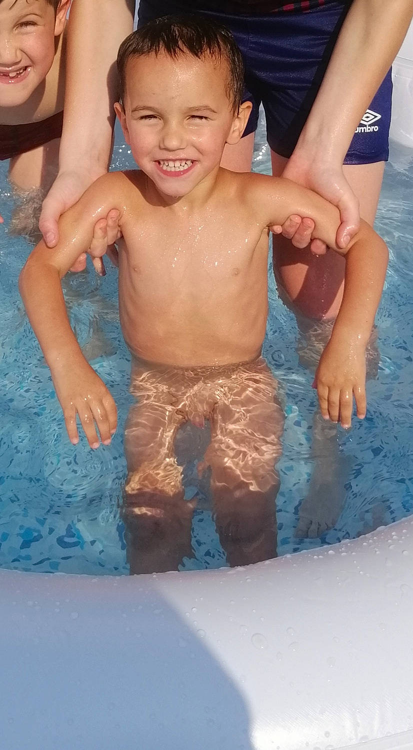 Ethan participe au concours pour gagner de l'argent avec cette photo : arm, barechested, bathing, child, fun, joy, leisure, muscle, person, smile, thumb, toddler