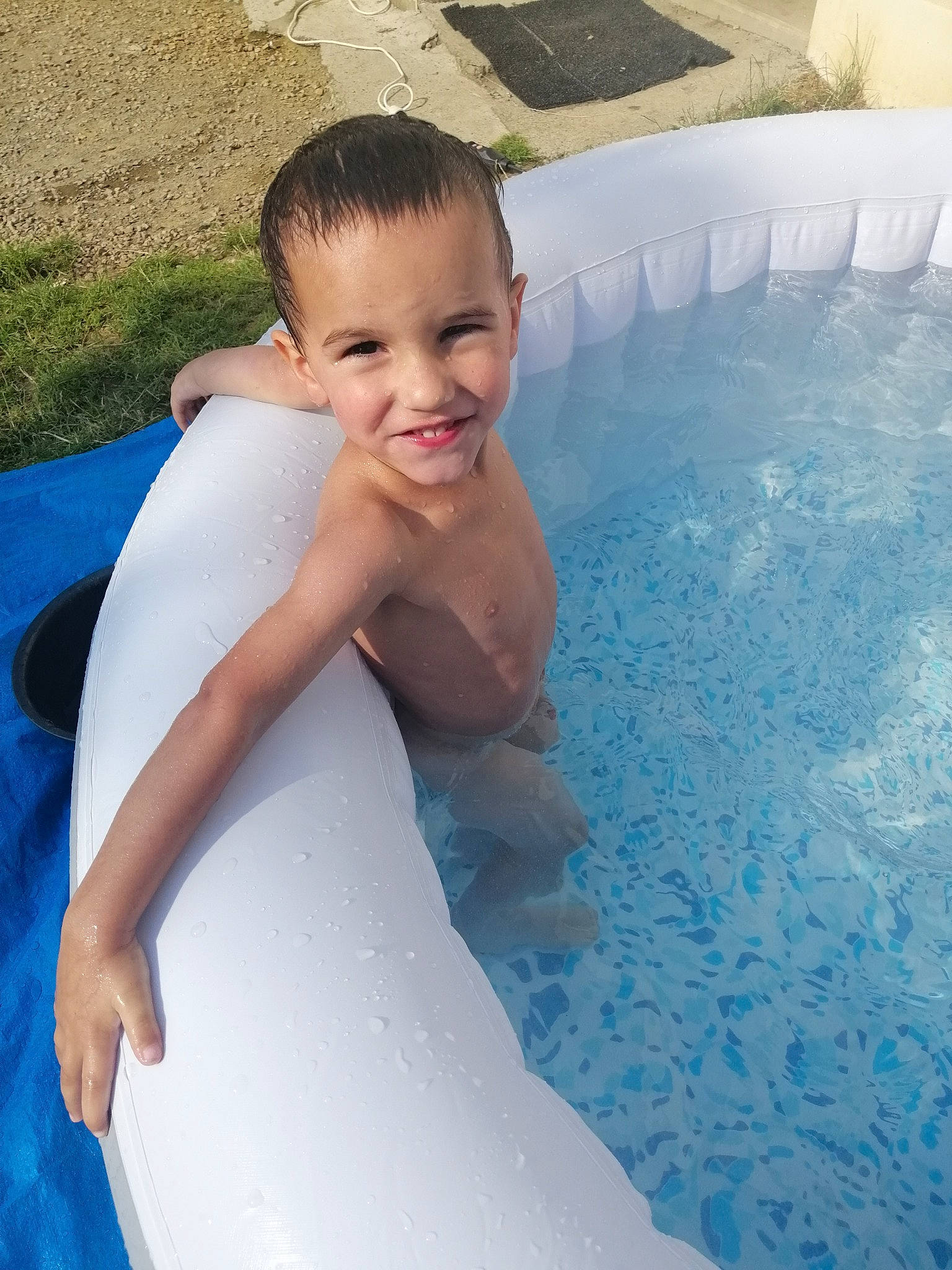 Ethan participe au concours pour gagner de l'argent avec cette photo : child, fun, games, happy, joy, leisure, person, play, recreation, skin, smile, summer, swimming_pool, toddler, vacation, water, water_park