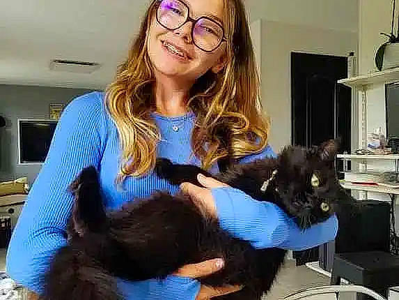 Urkan a rejoint le concours — aidez-le/la à gagner de superbes lots ! black_hair, carnivore, cat, chair, companion_dog, ear, eyewear, fawn, felidae, gesture, glasses, happy, lap, long_hair, selfie, small_to_medium_sized_cats, smile, snapshot, thigh, whiskers