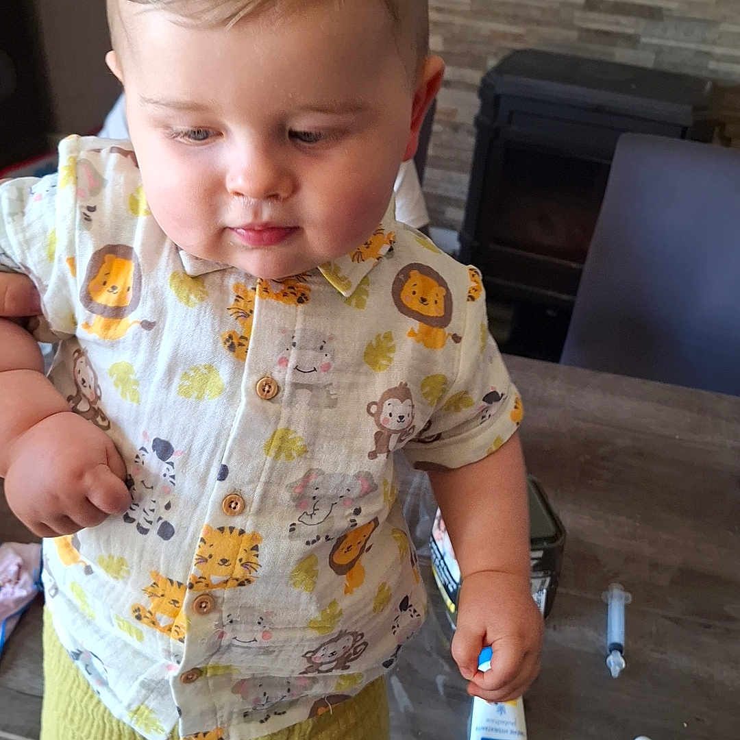 Naho participe au concours pour gagner de l'argent avec cette photo : baby, beverage, bodypart, clothing, coffee, coffeecup, cup, cutlery, face, finger, footwear, hand, head, pants, person, photography, portrait, shoe, spoon, wood