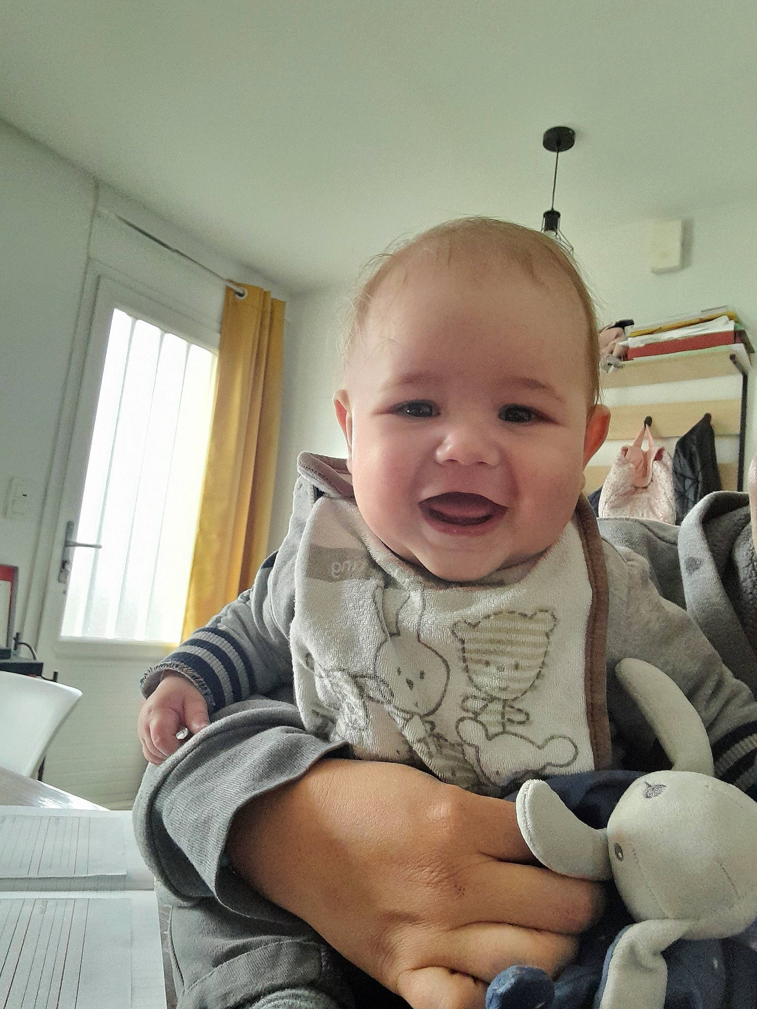 Tim participe au concours pour gagner de l'argent avec cette photo : arm, baby, baby_toddler_clothing, cheek, comfort, eye, face, finger, hand, happy, head, human_body, joint, leg, mouth, person, product, skin, smile, toddler