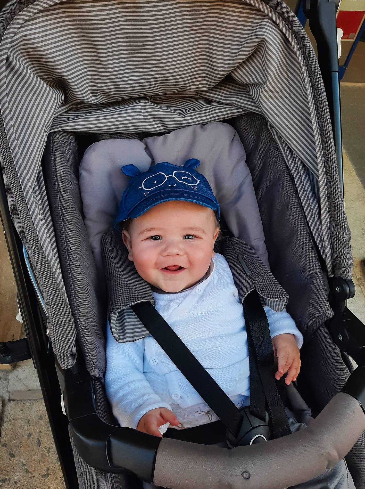 Tim a rejoint le concours — aidez-le/la à gagner de superbes lots ! auto_part, baby, baby_carriage, baby_products, baby_safety, baby_toddler_clothing, child, comfort, electric_blue, headwear, person, photograph, product, service, sitting, smile, snapshot, toddler, white