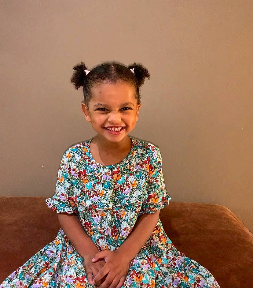 Yasmine participe au concours pour gagner de l'argent avec cette photo : arm, child, day_dress, dress, electric_blue, fashion_design, flash_photography, formal_wear, hair, happy, human_body, joy, neck, one_piece_garment, pattern, person, shoulder, skin, sleeve, smile