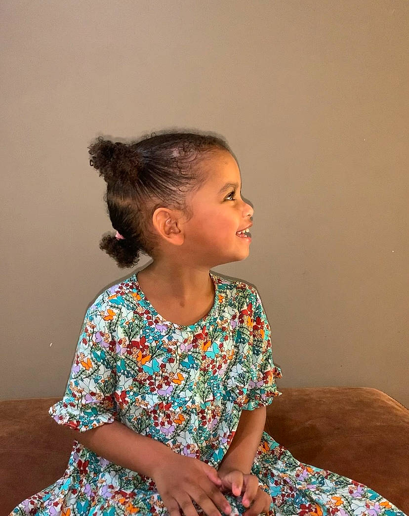 Yasmine participe au concours pour gagner de l'argent avec cette photo : arm, baby_toddler_clothing, black_hair, day_dress, dress, fashion_design, flash_photography, hair, happy, head, human_body, iris, neck, one_piece_garment, person, shoulder, skin, sleeve, smile, standing