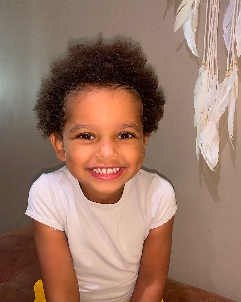 Yasmine a rejoint le concours — aidez-le/la à gagner de superbes lots ! afro, arm, black_hair, cheek, eyebrow, eyelash, flash_photography, forehead, gesture, happy, iris, jaw, joy, lip, neck, nose, organ, person, pink, skin