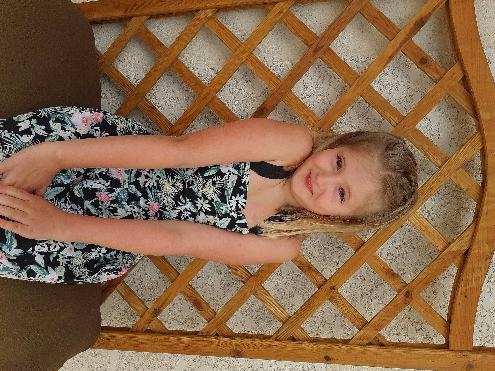 Agathe a rejoint le concours — aidez-le/la à gagner de superbes lots ! furniture, joy, leg, person