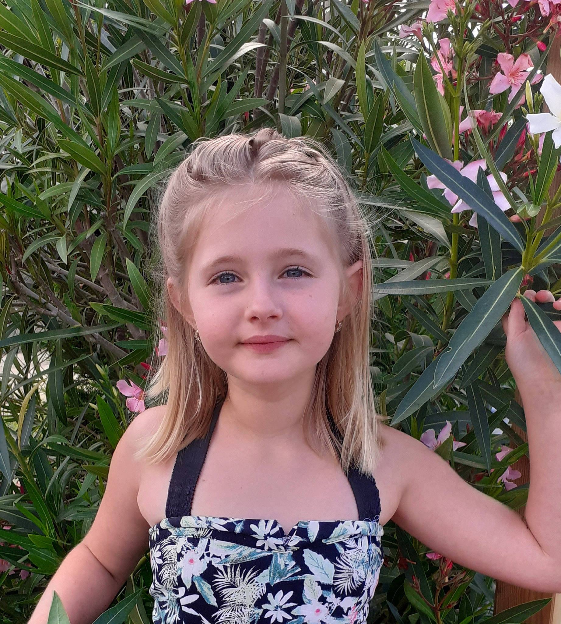 Agathe participe au concours pour gagner de l'argent avec cette photo : blond, botany, brown_hair, child, child_model, dress, face, fawn, flower, grass, hair, joy, long_hair, person, plant, smile, summer, vacation