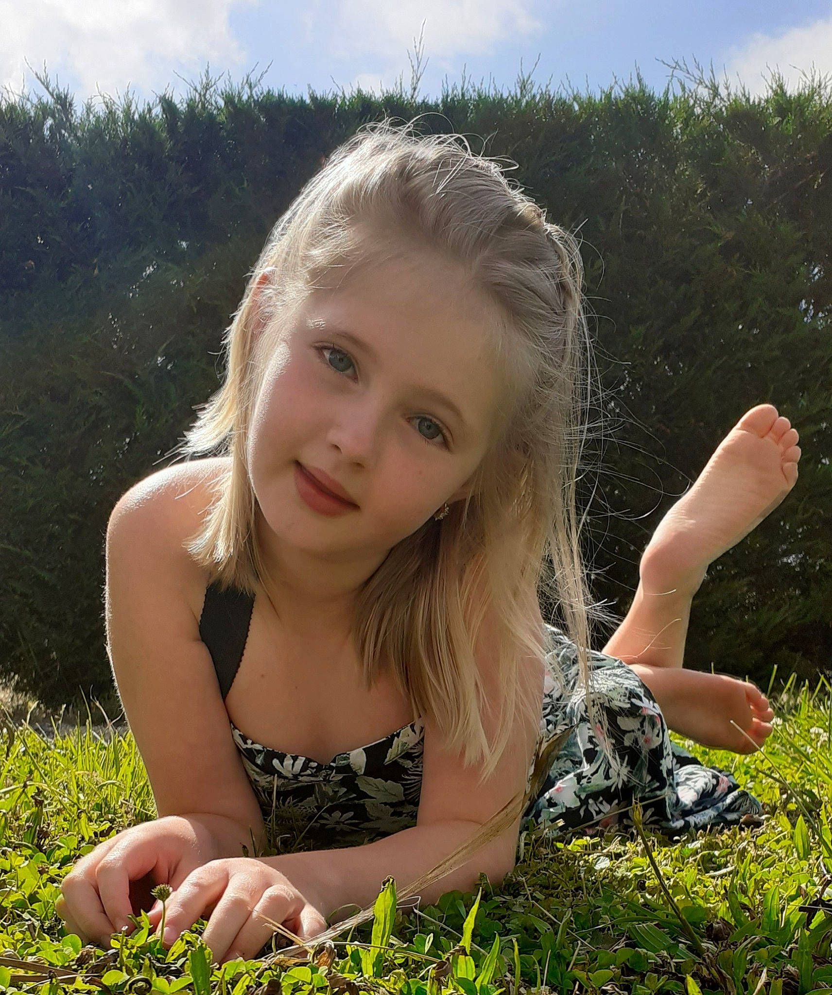 Agathe participe au concours pour gagner de l'argent avec cette photo : beauty, blond, fawn, grass, grass_family, happy, long_hair, meadow, people_in_nature, person, photography, plant, smile, summer