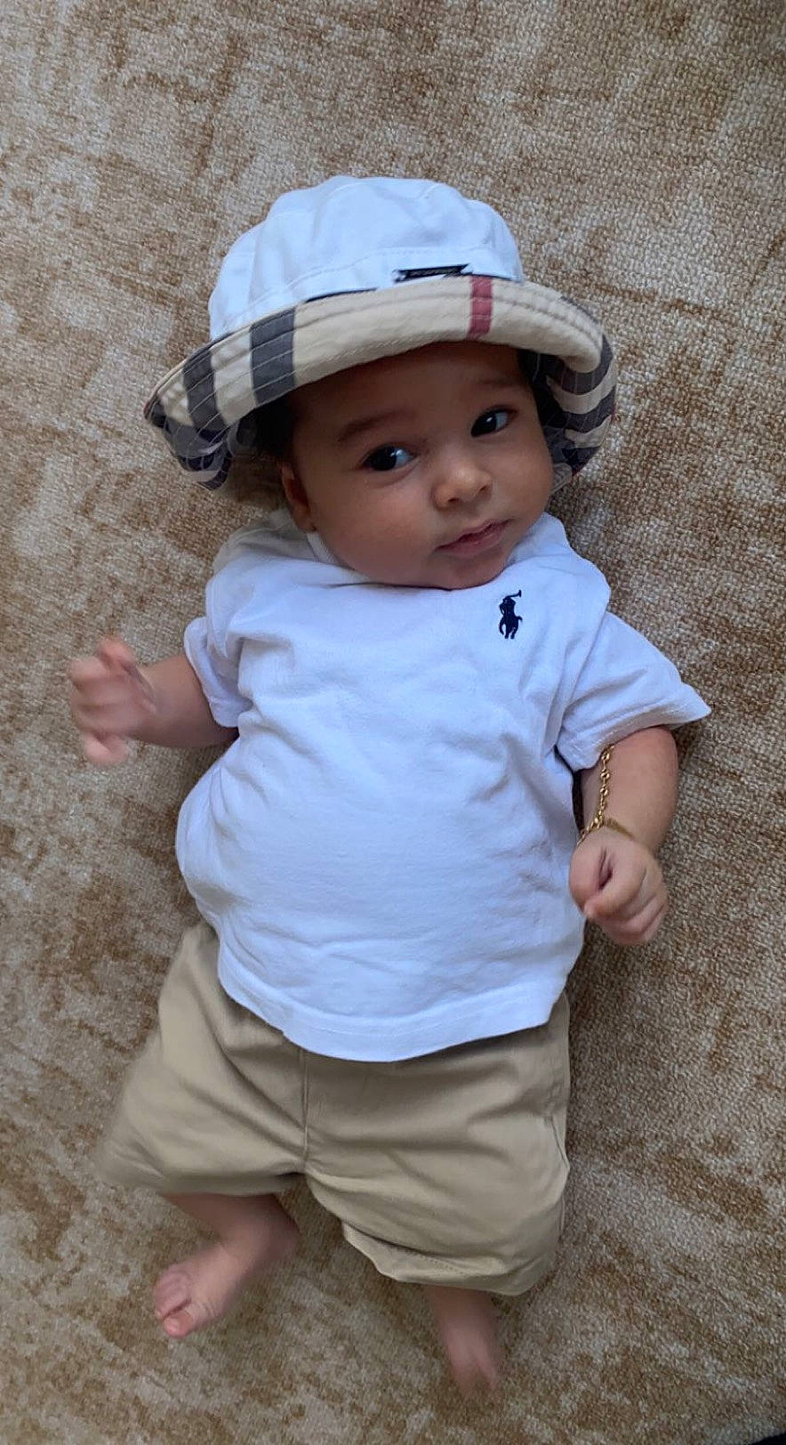 Imrân a rejoint le concours — aidez-le/la à gagner de superbes lots ! baby, baby_toddler_clothing, cap, cheek, chin, eye, face, facial_expression, fun, hat, headgear, headwear, human, lip, mammal, organ, person, skin, sleeve, sun_hat