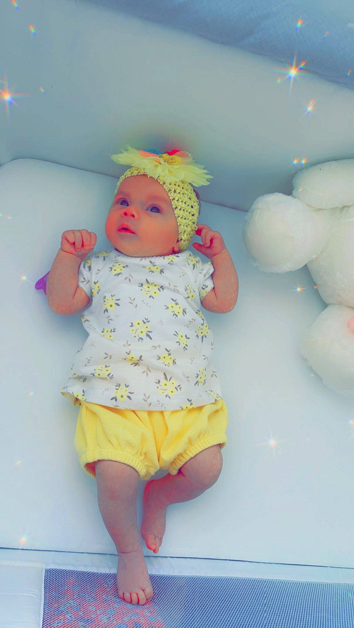 Ela a rejoint le concours — aidez-le/la à gagner de superbes lots ! arm, baby, baby_toddler_clothing, balloon, child, fun, hat, headgear, headwear, magenta, orange, person, pink, product, room, skin, standing, stuffed_toy, textile, thigh