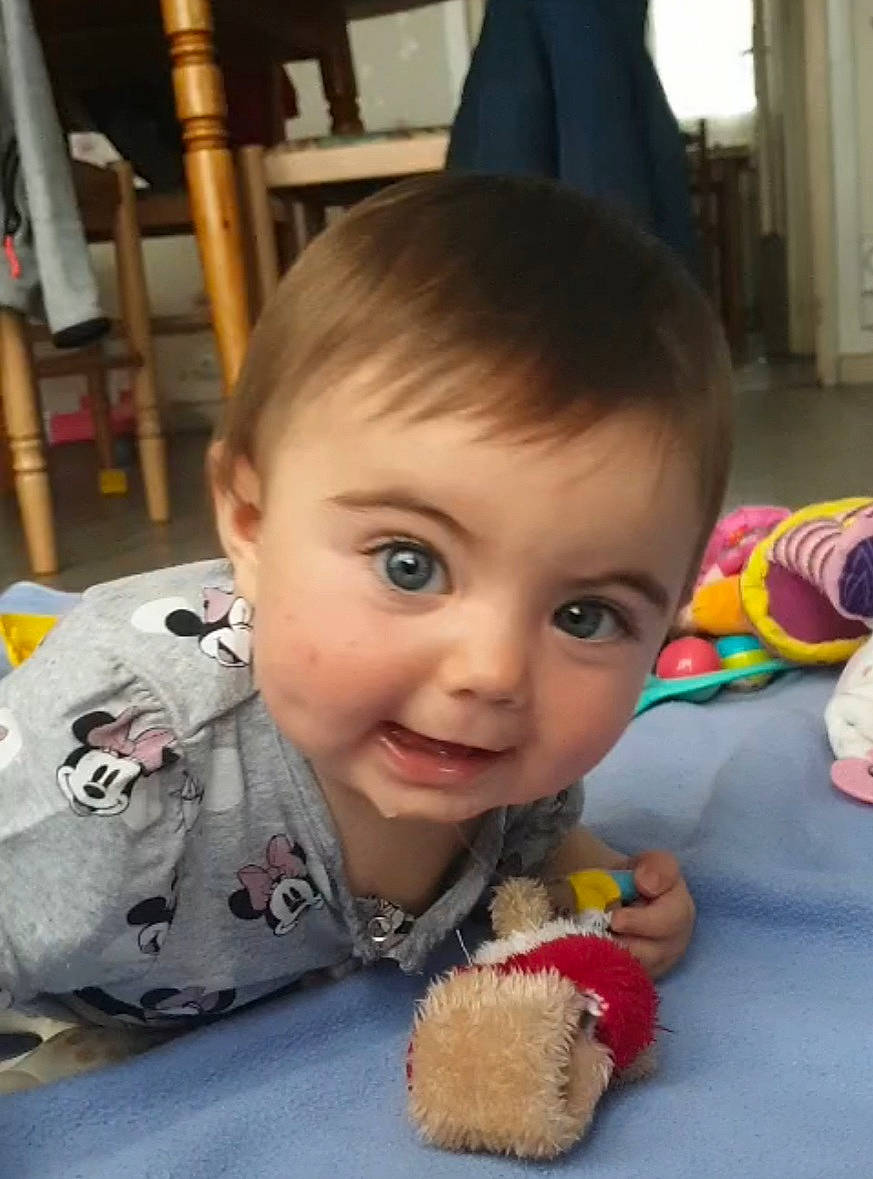 Ilyana a rejoint le concours — aidez-le/la à gagner de superbes lots ! baby, baby_playing_with_toys, chair, cheek, child, finger, flooring, fun, happy, head, iris, nose, person, play, sitting, skin, smile, stuffed_toy, toddler, toy