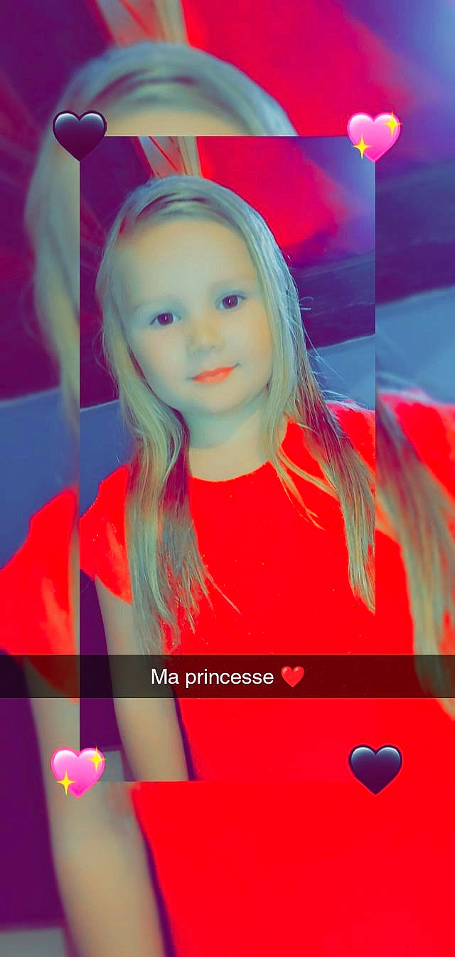 Séléna a rejoint le concours — aidez-le/la à gagner de superbes lots ! advertising, blond, display_device, electric_blue, entertainment, event, flash_photography, font, fun, hair, hairstyle, happy, lip, magenta, music_artist, musical_instrument, person, photo_caption, pink, poster