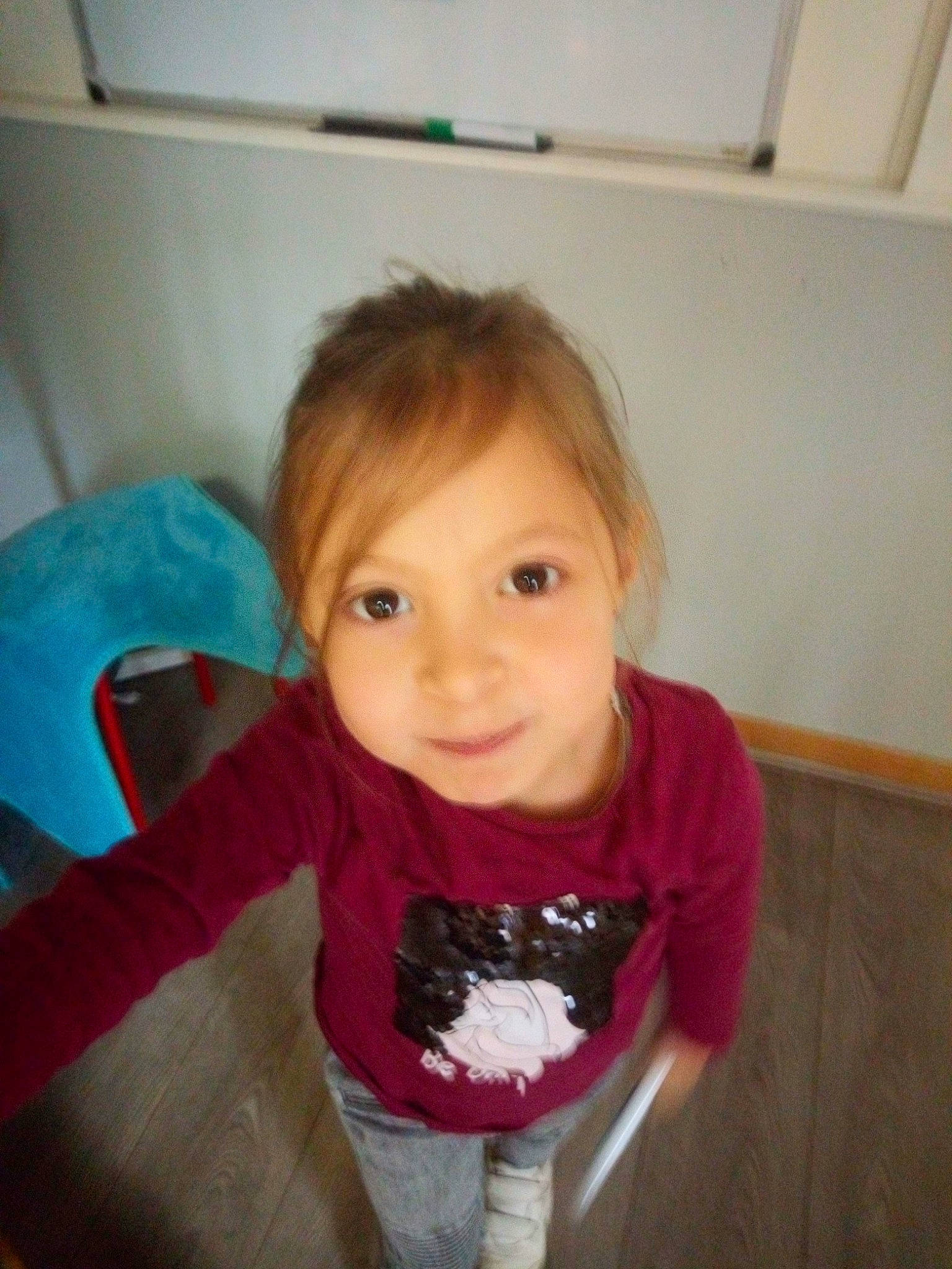 Typhaine a rejoint le concours — aidez-le/la à gagner de superbes lots ! baby, baby_toddler_clothing, cheek, child, comfort, flooring, fun, happy, hardwood, iris, long_sleeved_t_shirt, nose, person, room, sitting, sleeve, smile, t_shirt, toddler, wood