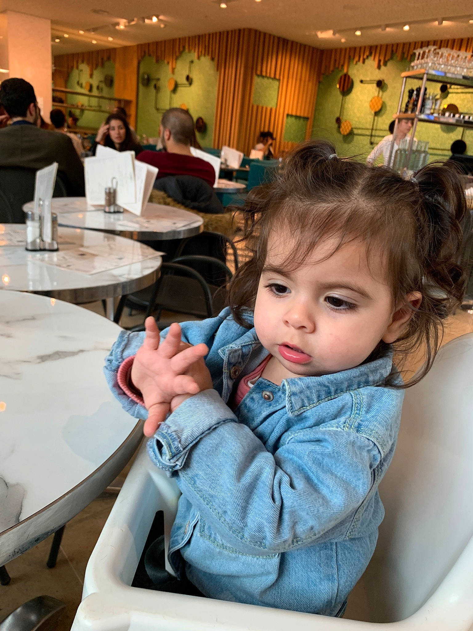 Nawell a rejoint le concours — aidez-le/la à gagner de superbes lots ! blurred, brunch, child, food_court, leisure, lunch, meal, person, restaurant, toddler, vacation