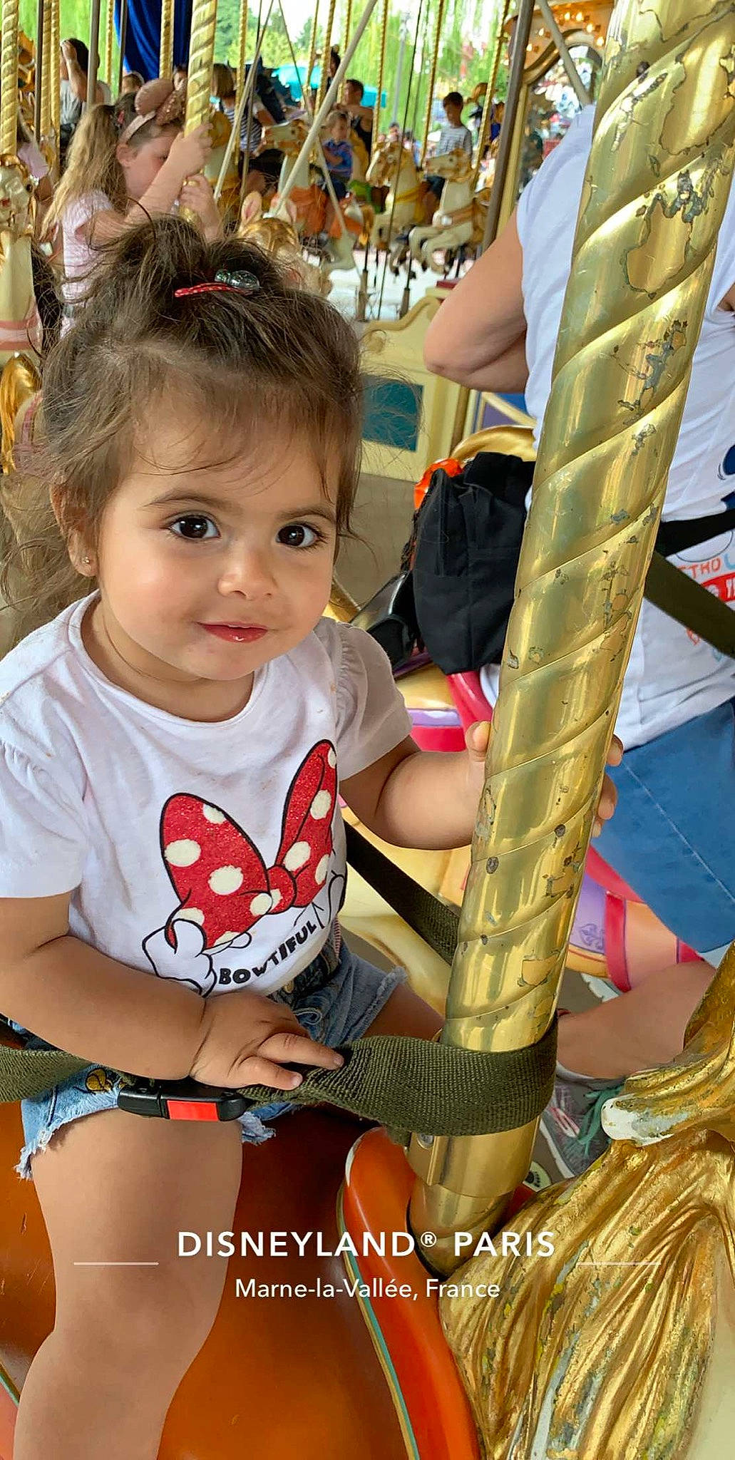 Nawell participe au concours pour gagner de l'argent avec cette photo : amusement_park, amusement_ride, carousel, child, fun, joy, nonbuilding_structure, person, play, recreation, toddler