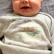 Gaspard a rejoint le concours — aidez-le/la à gagner de superbes lots ! baby, smile, face, infant, knitwear, cozy, cheeks, closeup, child, happy, blanket, soft, cute, person, portrait, casual, neutral_colors, young, indoors, warm